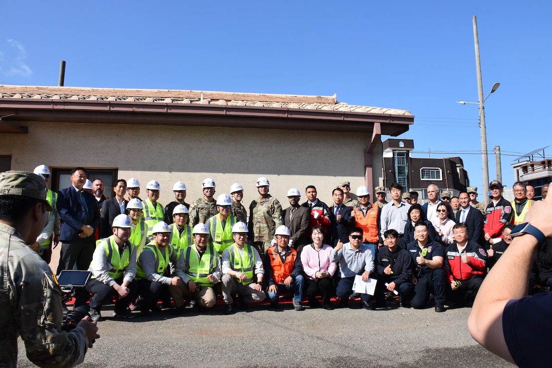 The U.S. Army Corps of Engineers – Far East District, U.S. Army Garrison – Daegu, Republic of Korea Ministry of National Defense – Defense Installations Agency, and other representatives pose in a group photo.