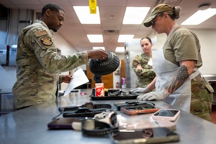 METC Nutrition and Diet Students Practice Therapeutic Diets