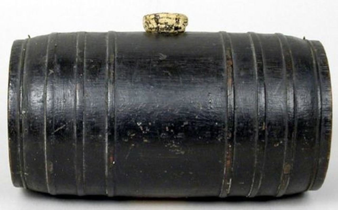 A dark brown barrel-shaped canteen is displayed with a cap on top.