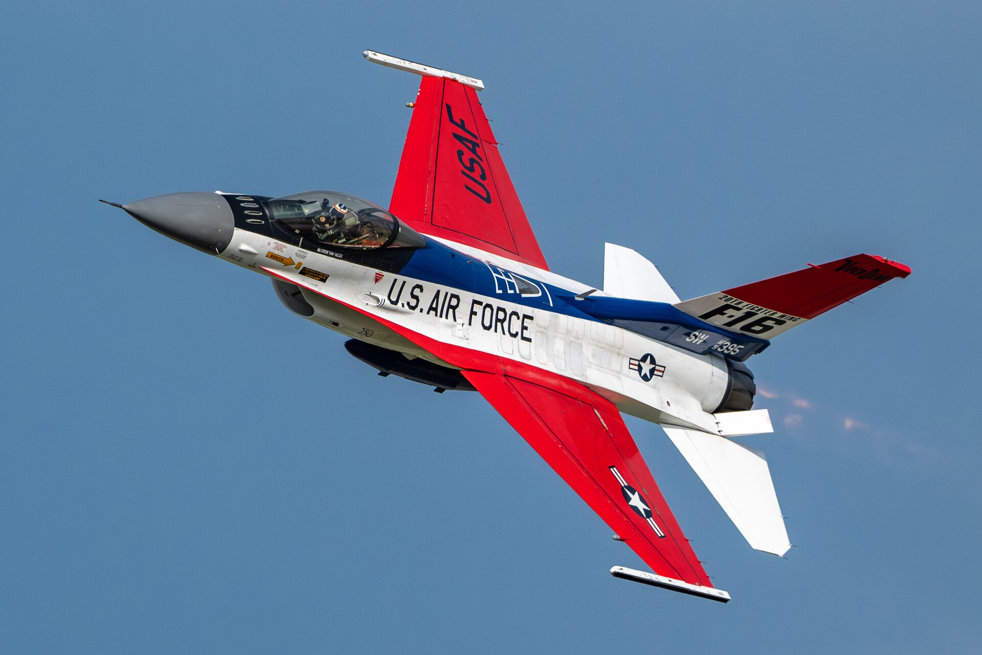 A U.S. Air Force F-16 from the Viper Demonstration Team at Shaw Air Force Base, S.C., flies over the Kentucky Air National Guard Base in Louisville, Ky., April 16, 2026 in advance of this weekend’s Thunder Over Louisville air show. The Kentucky Air Guard’s 123rd Airlift Wing is serving as the base of operations for military aircraft participating in the show. (U.S. Air National Guard photo by Dale Greer)
