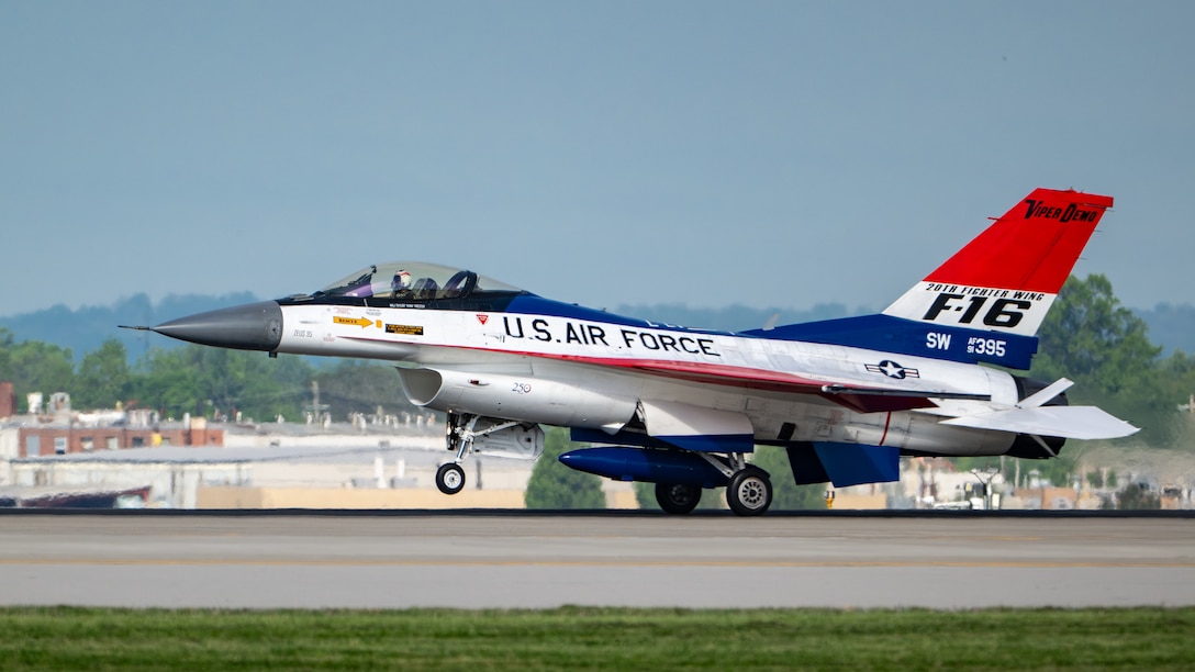 A U.S. Air Force F-16 from the Viper Demonstration Team at Shaw Air Force Base, S.C., arrives at the Kentucky Air National Guard Base in Louisville, Ky., April 16, 2026 in advance of this weekend’s Thunder Over Louisville air show. The Kentucky Air Guard’s 123rd Airlift Wing is serving as the base of operations for military aircraft participating in the show. (U.S. Air National Guard photo by Dale Greer)