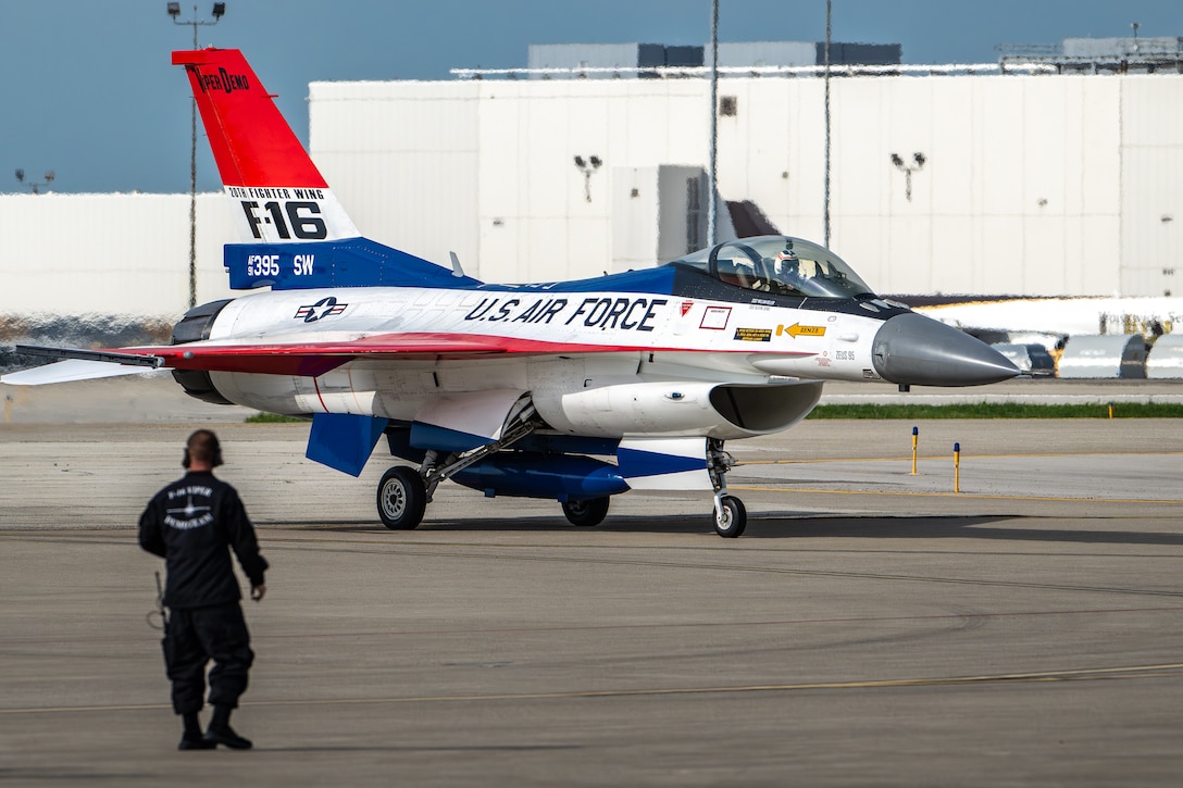 A U.S. Air Force F-16 from the Viper Demonstration Team at Shaw Air Force Base, S.C., arrives at the Kentucky Air National Guard Base in Louisville, Ky., April 16, 2026 in advance of this weekend’s Thunder Over Louisville air show. The Kentucky Air Guard’s 123rd Airlift Wing is serving as the base of operations for military aircraft participating in the show. (U.S. Air National Guard photo by Dale Greer)