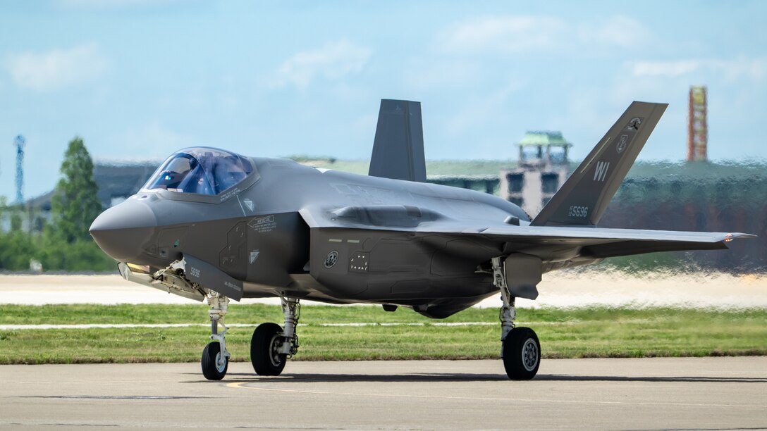 A U.S. Air Force F-35 Lightning II from the Wisconsin Air National Guard arrives at the Kentucky Air National Guard Base in Louisville, Ky., April 16, 2026 in advance of this weekend’s Thunder Over Louisville air show. The Kentucky Air Guard’s 123rd Airlift Wing is serving as the base of operations for military aircraft participating in the show. (U.S. Air National Guard photo by Dale Greer)