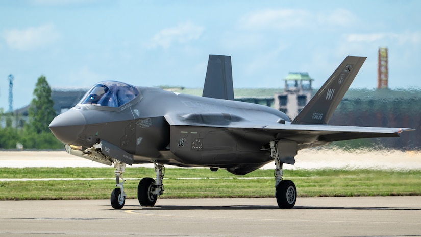 A U.S. Air Force F-35 Lightning II from the Wisconsin Air National Guard arrives at the Kentucky Air National Guard Base in Louisville, Ky., April 16, 2026 in advance of this weekend’s Thunder Over Louisville air show. The Kentucky Air Guard’s 123rd Airlift Wing is serving as the base of operations for military aircraft participating in the show. (U.S. Air National Guard photo by Dale Greer)