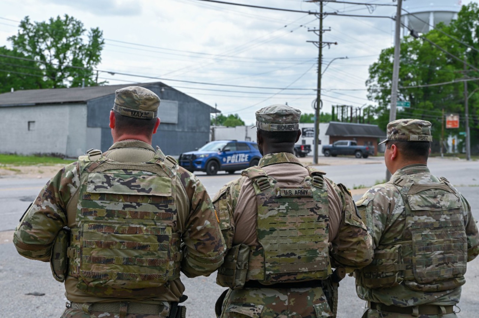 Soldiers from the Tennessee National Guard’s 190th Combat Engineer Company with the Memphis Safe Task Force, supported the Memphis Police Department while responding to a shooting April 12 in North Memphis, providing immediate medical aid to the victim and securing key evidence.