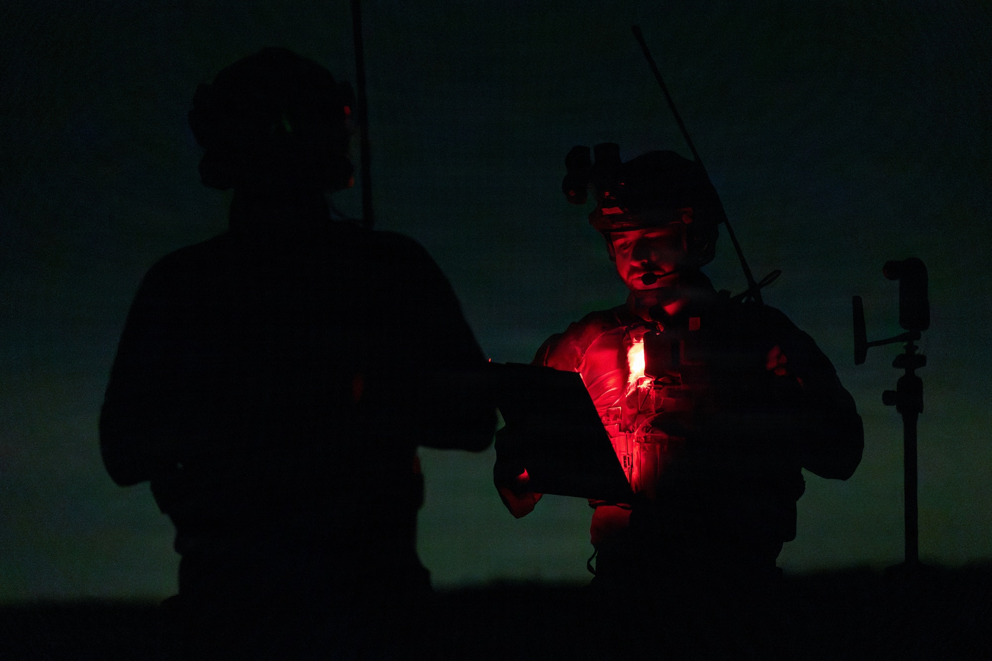 A Dutch pathfinder assigned to the 11th Air Assault Brigade, Royal Netherlands Army, issues an airfield briefing to a U.S. C-130 Hercules aircrew during a Landing Zone Safety Officer course at Holland Drop Zone, Fort Bragg, N.C., March 5, 2026.