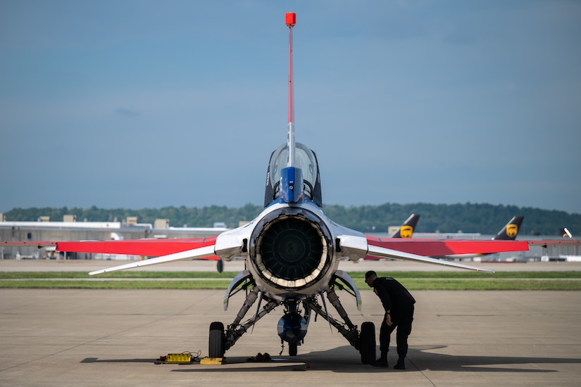 A U.S. Air Force F-16 from the Viper Demonstration Team at Shaw Air Force Base, S.C., arrives at the Kentucky Air National Guard Base in Louisville, Ky., April 16, 2026 in advance of this weekend’s Thunder Over Louisville air show. The Kentucky Air Guard’s 123rd Airlift Wing is serving as the base of operations for military aircraft participating in the show. (U.S. Air National Guard photo by Dale Greer)