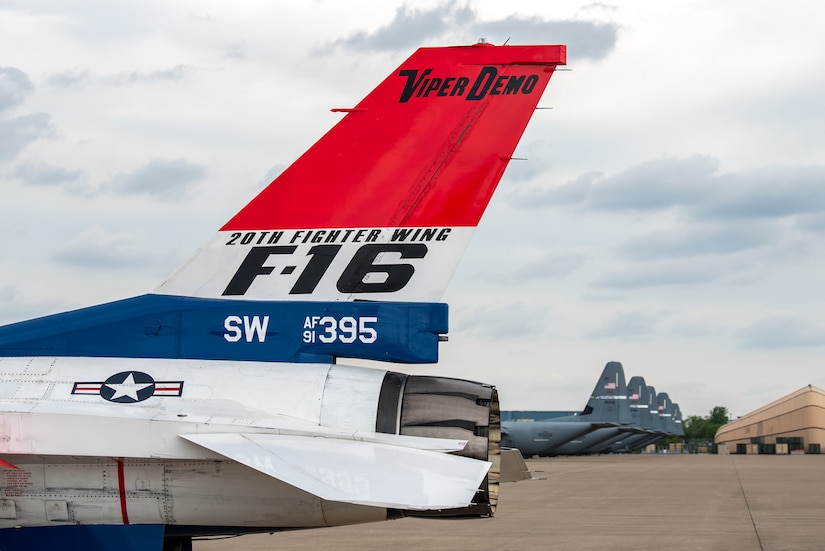 A U.S. Air Force F-16 from the Viper Demonstration Team at Shaw Air Force Base, S.C., arrives at the Kentucky Air National Guard Base in Louisville, Ky., April 16, 2026 in advance of this weekend’s Thunder Over Louisville air show. The Kentucky Air Guard’s 123rd Airlift Wing is serving as the base of operations for military aircraft participating in the show. (U.S. Air National Guard photo by Phil Speck)