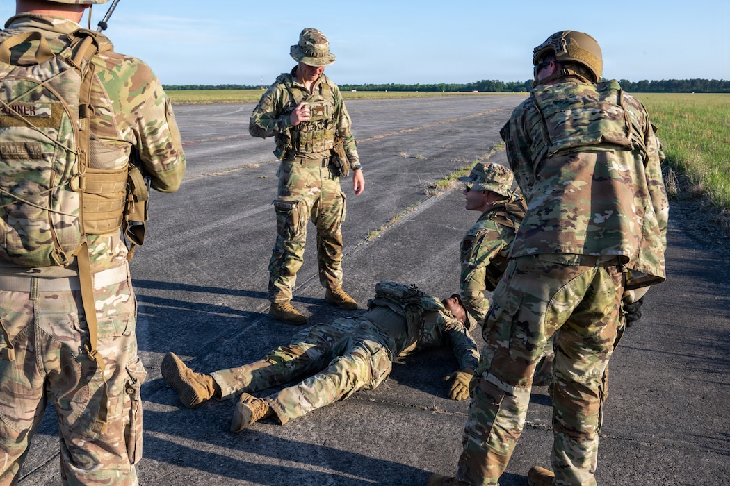 U.S. Air Force Airmen assigned to the 23d Combat Air Base Squadron conduct a heat casualty drill during Exercise Ready Tiger 26-3 at McEntire Joint National Guard Base, South Carolina, April 14, 2026. The training emphasized mission command, empowering leaders to make timely decisions in dynamic scenarios. (U.S. Air Force Photo by Senior Airman Iain Stanley)