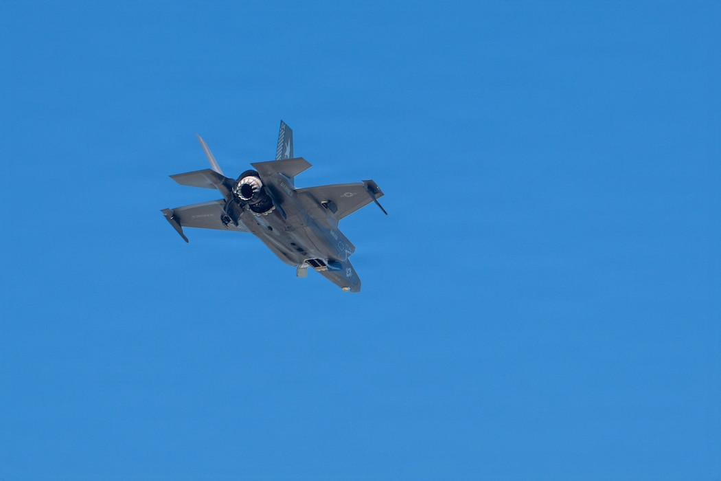 A U.S. Marine Corps pilot flies overhead during Exercise Ready Tiger 26-3 at McEntire Joint National Guard Base, South Carolina, April 15, 2026. The training reinforced the Wing’s mission to support command and control activities aimed at delivering ready forces capable of executing global operations. (U.S. Air Force Photo by Senior Airman Iain Stanley)