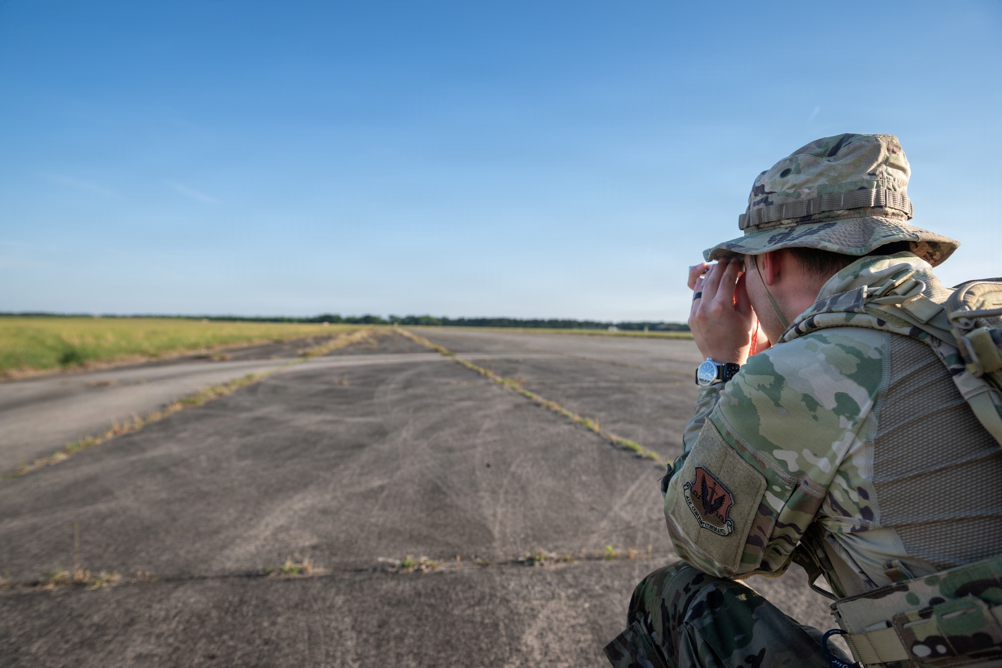 A U.S. Air Force Airman assigned to the 23d Combat Air Base Squadron evaluates the flightline during Exercise Ready Tiger 26-3 at McEntire Joint National Guard Base, South Carolina, April 14, 2026. The exercise reinforced combat readiness and the Wing’s ability to generate and project airpower in support of national defense objectives. (U.S. Air Force Photo by Senior Airman Iain Stanley)