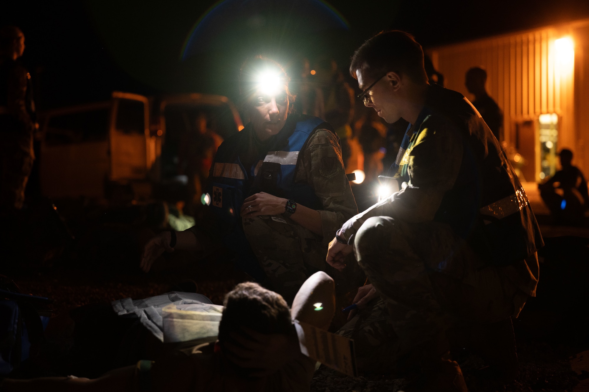 U.S. Air Force Airmen assigned to the 355th Medical Group assess the wounds of a simulated casualty during the Combat Leader Course at Davis-Monthan Air Force Base, Arizona, April 17, 2026. Pararescuemen assigned to the 68th Rescue Squadron handed off the simulated casualties for medical treatment before moving to another location. (U.S. Air Force photo by Airman 1st Class Jaden Kidd)