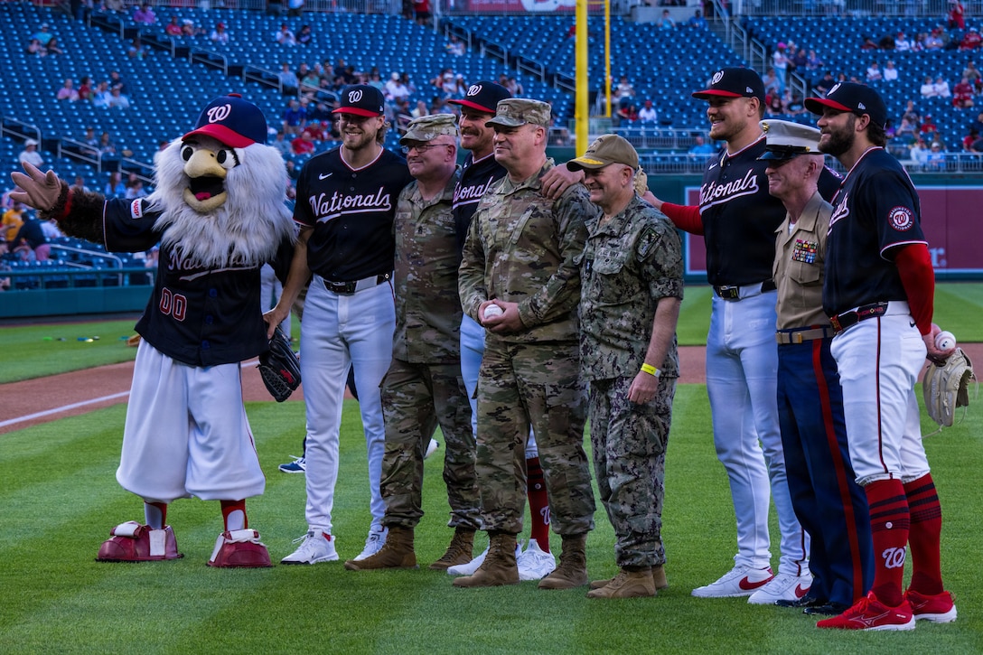 Service members take group photo with Washinton Nats.