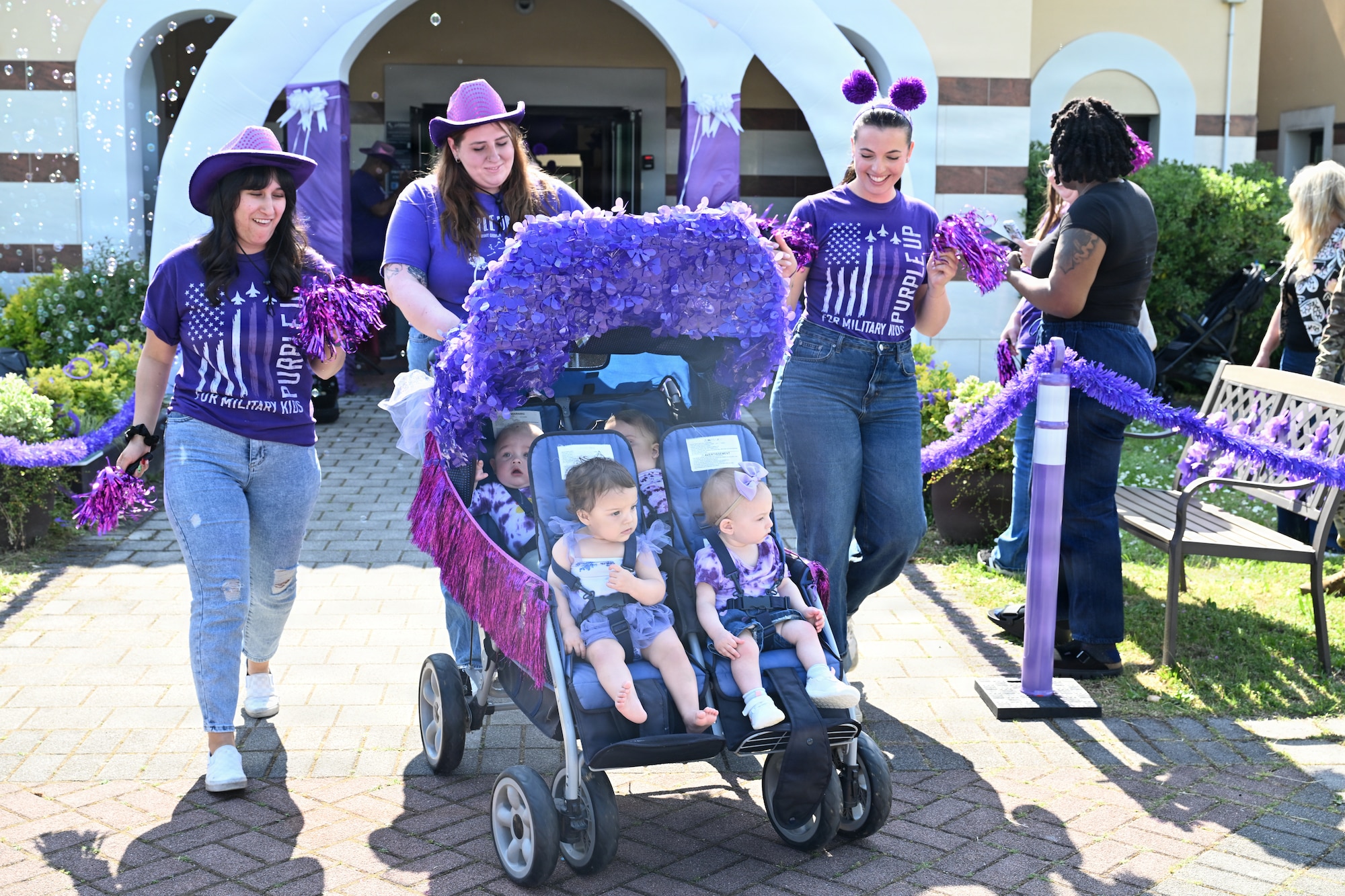 Children ride the stroller.