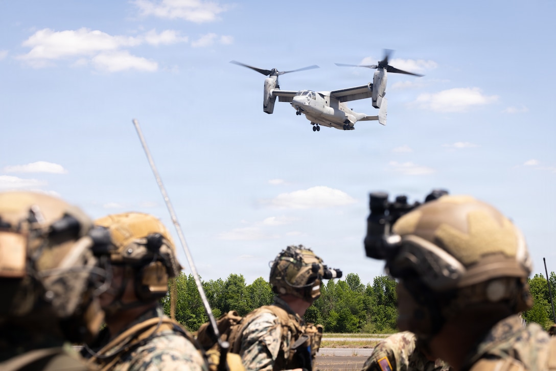 U.S. Marines with 3rd Battalion, 2nd Marine Regiment, 24th Marine Expeditionary Unit, prepare to extract after a tactical recovery of aircraft and personnel training as part of a MEU exercise on U.S. Army Fort Novosel Louisville, Alabama, April 16, 2026. This exercise sharpened the 24th MEU’s command and control capabilities, ensuring seamless communication and decisive action for our upcoming deployment. (U.S. Marine Corps photo by Lance Cpl. Brian Bolin Jr.)