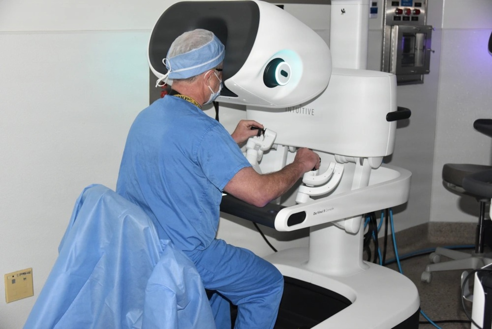 Womack Army Medical Center, General Surgery Program Assistant Director, Dr. Adam Kaplan operates da Vinci 5 from console during procedure. WAMC has officially enhanced its surgical suite with the acquisition of the da Vinci 5, the most sophisticated robotic surgery platform currently available.