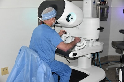 Womack Army Medical Center, General Surgery Program Assistant Director, Dr. Adam Kaplan operates da Vinci 5 from console during procedure. WAMC has officially enhanced its surgical suite with the acquisition of the da Vinci 5, the most sophisticated robotic surgery platform currently available.