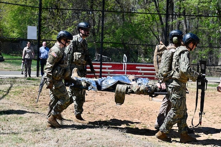 First-year medical students at the Uniformed Services University of the Health Sciences conduct a medical evacuation training exercise with a UH-60L MEDEVAC Black Hawk assigned to the D.C. Army National Guard Aviation Battalion in Bethesda, Maryland, on April 10, 2026. The training provided medical school applicants and first-year medical students with instruction in medical evacuation procedures and tactical combat casualty care (TCCC).
