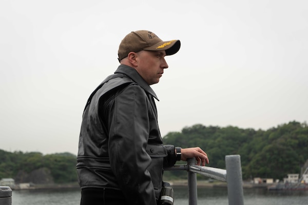 U.S. 7th Fleet flagship USS Blue Ridge (LCC 19) Executive Officer Cmdr. Daniel Woods watches for other vessels on the bridge wing of Blue Ridge as the ship returns to Commander, Fleet Activities Yokosuka, Japan following a patrol in the Indo-Pacific region, April 23, 2026.