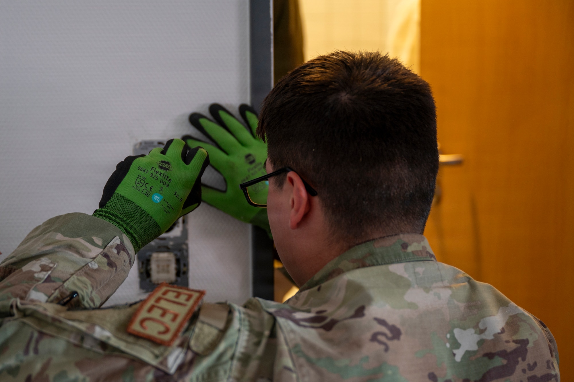 personnel fix light outlet