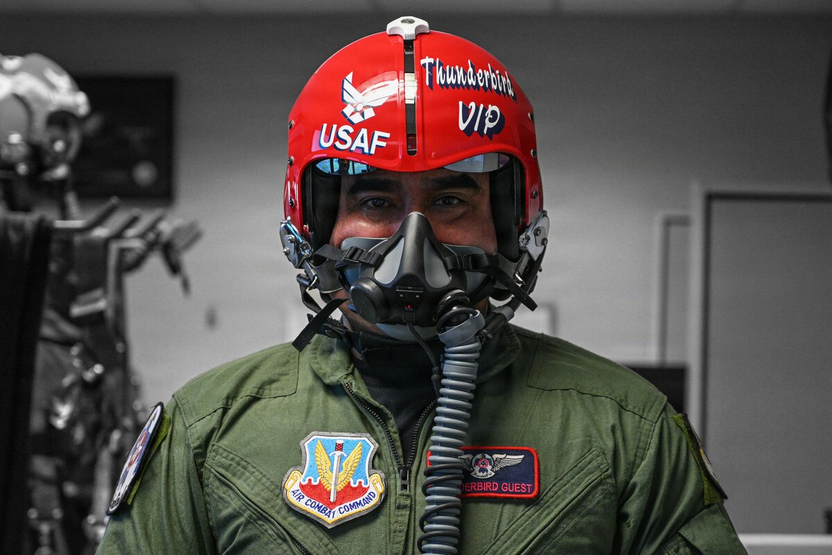 U.S. AIR FORCE Thunderbirds ミリタリージャケット Wings Over Solano: Hometown Hero flies with Thunderbirds at Travis