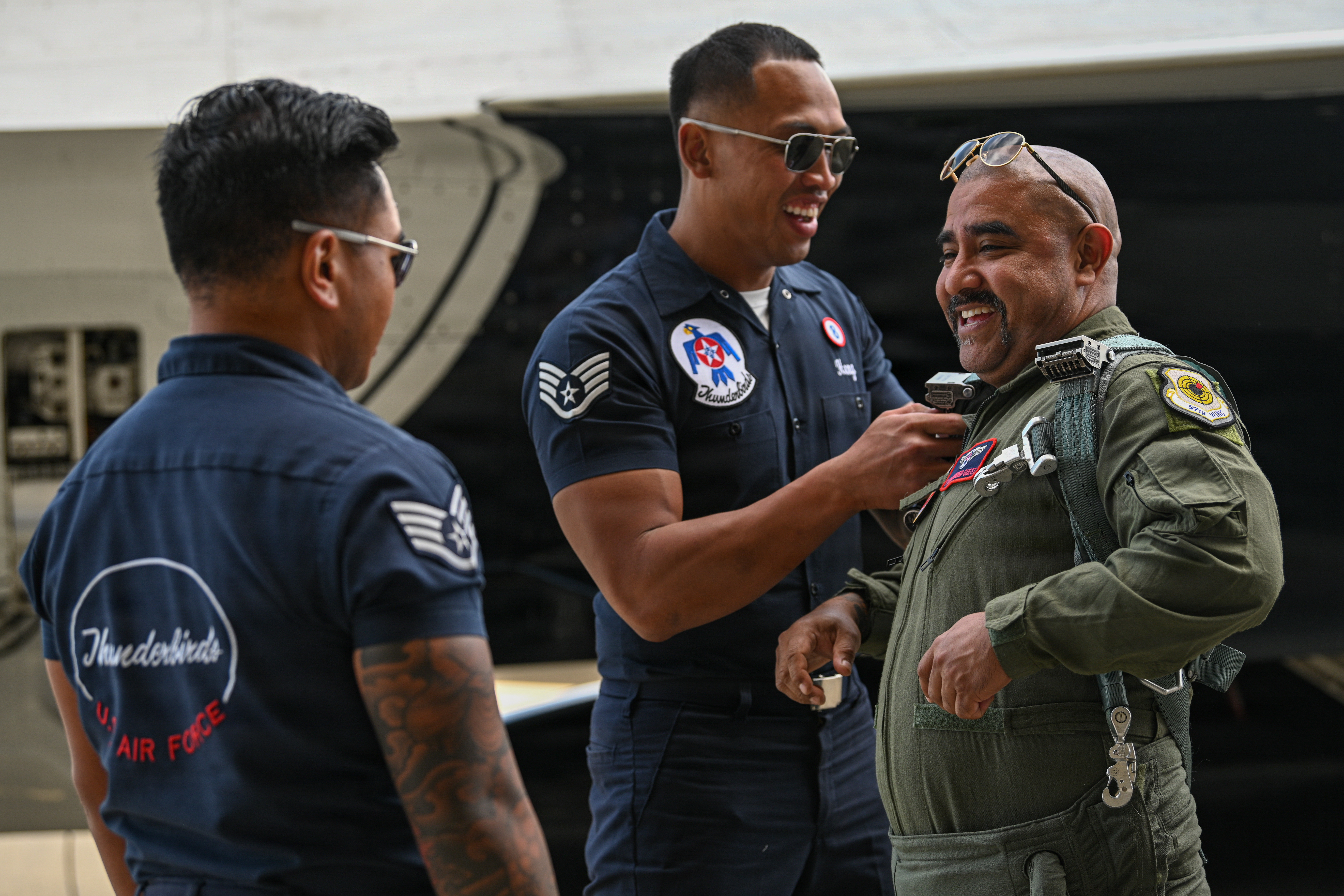 U.S. AIR FORCE Thunderbirds ミリタリージャケット Wings Over Solano: Hometown Hero flies with Thunderbirds at Travis AFB