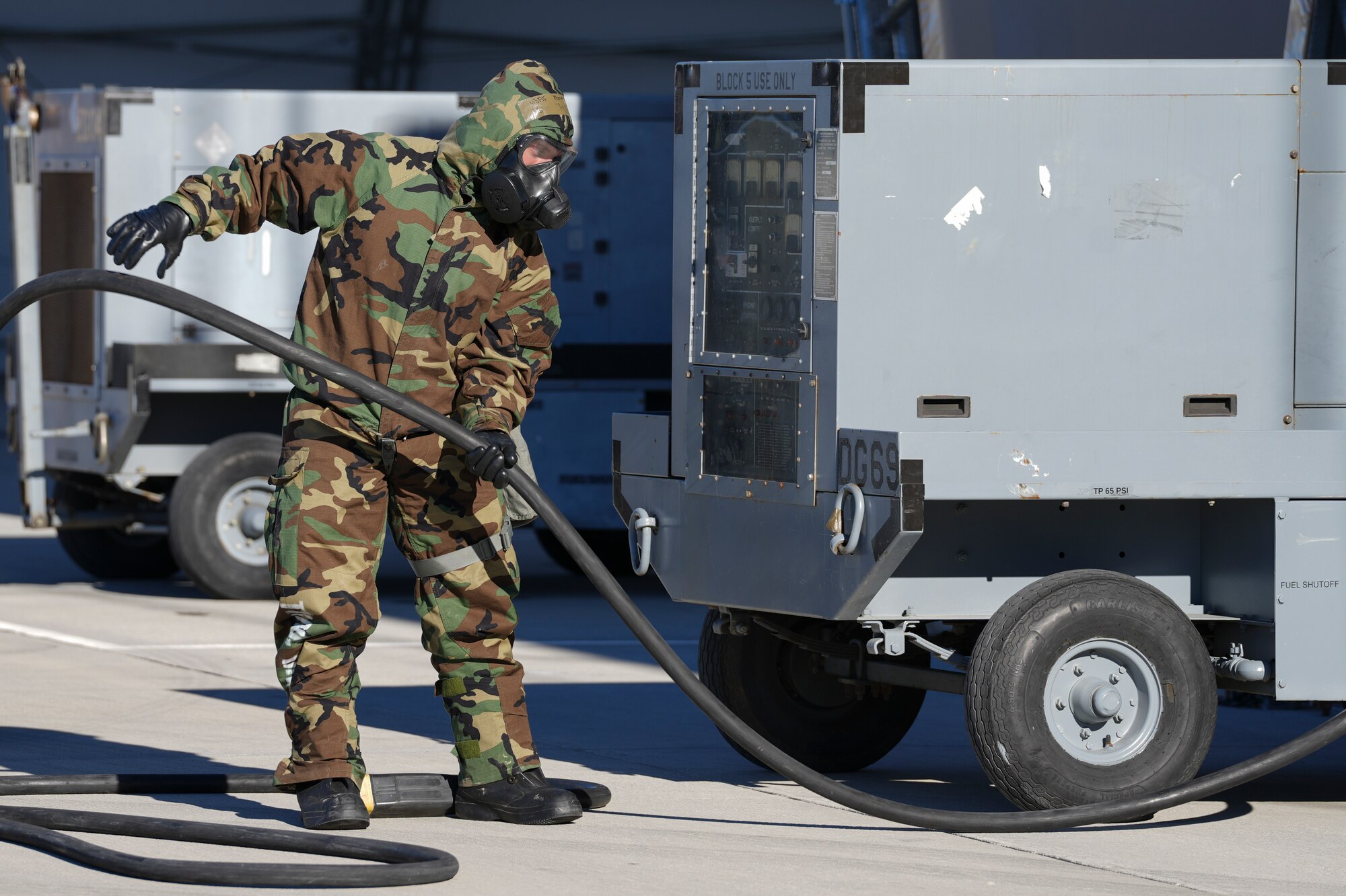 A U.S. Airman assigned to the 25th Aircraft Maintenance Squadron pulls the power cable on a B-809E generator during a training exercise at Creech Air Force Base, Nevada, Jan. 14, 2026.