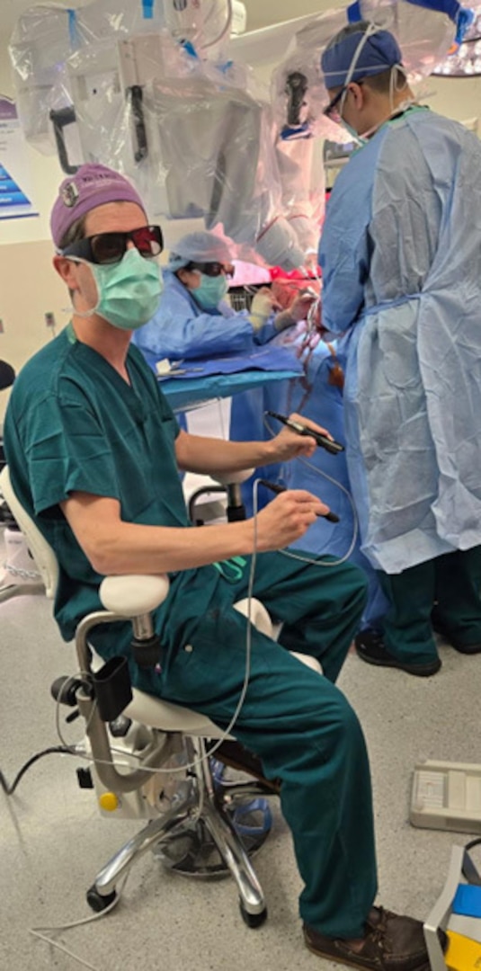 Saberski uses specialized imagery and glasses to see surgeries in 3D.