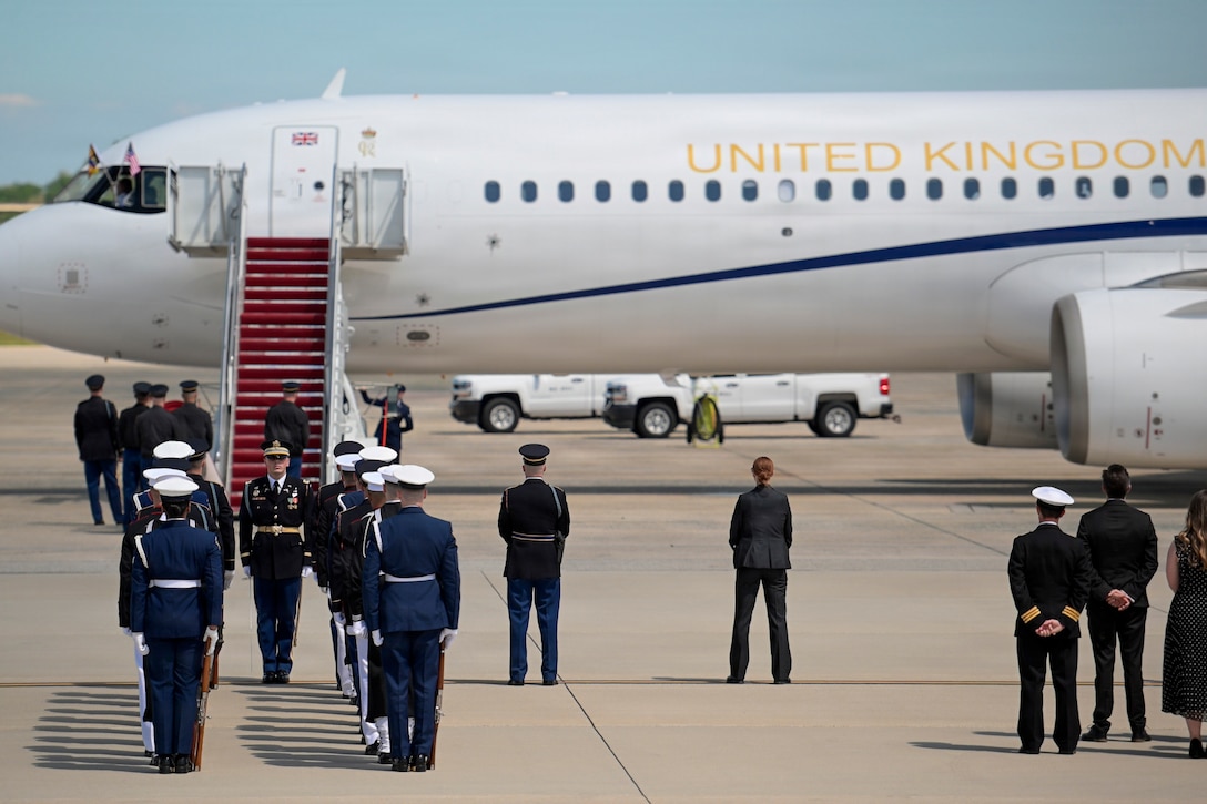 U.S. service members await the arrival of Their Majesties of the United Kingdom of Great Britain and Northern Ireland.