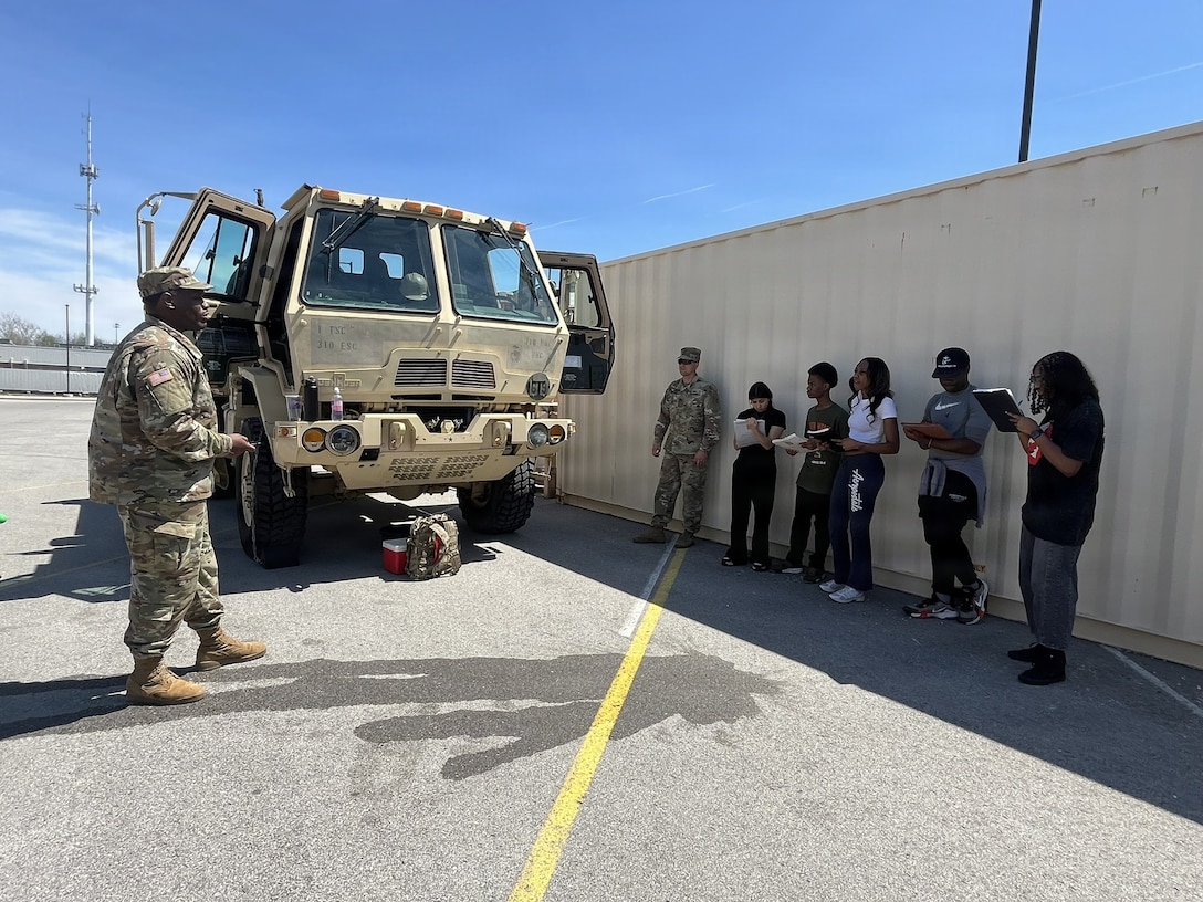 Army Reserve unit hosts presentation at Indiana high school