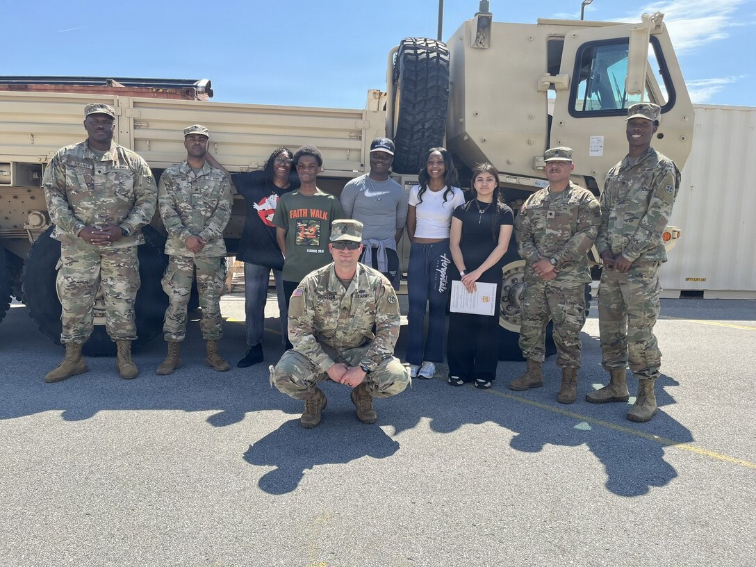 Army Reserve unit hosts presentation at Indiana high school