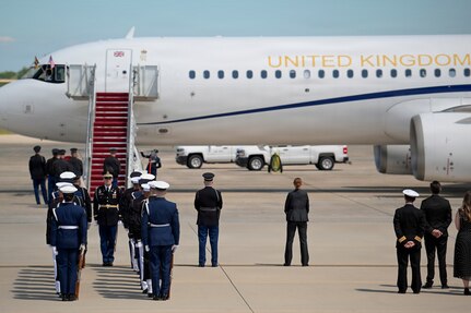 U.S. service members await the arrival of Their Majesties of the United Kingdom of Great Britain and Northern Ireland.