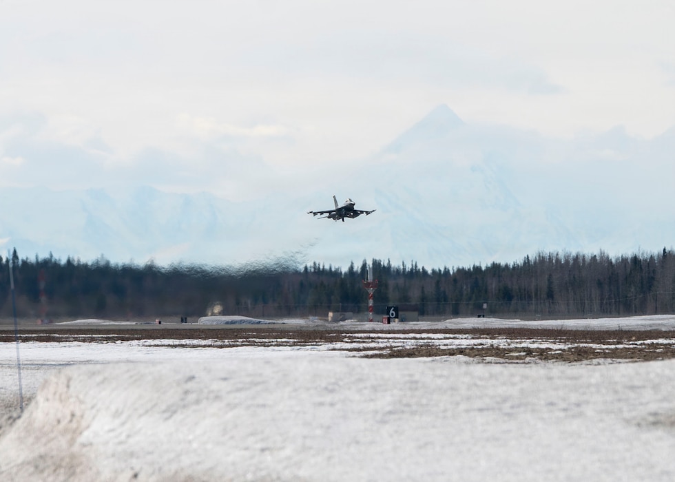 A U.S. Air Force pilot, assigned to Osan Air Base, Republic of Korea, takes off for the Joint Pacific Alaska Range Complex (JPARC) during RED FLAG-Alaska 26-1 at Eielson Air Force Base, Alaska, April 27, 2026.