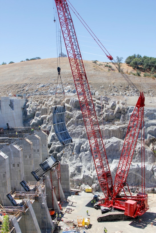 Tainter gate installed at Folsom Dam auxiliary spillway