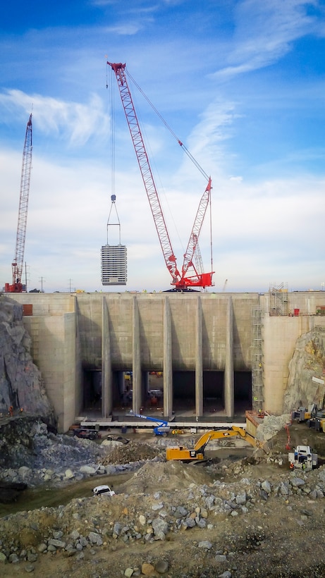Bulkhead gate installed at Folsom Dam auxiliary spillwa