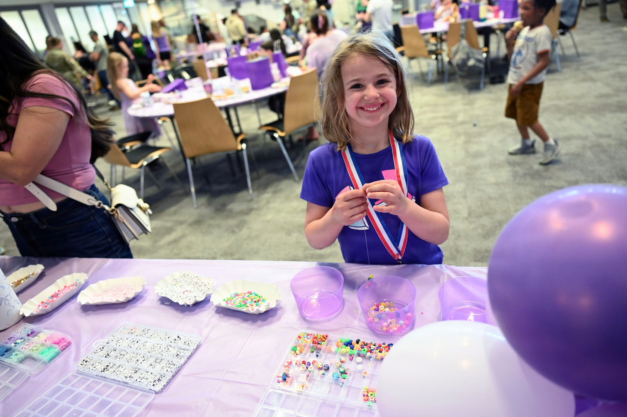 a child makes a bracelet
