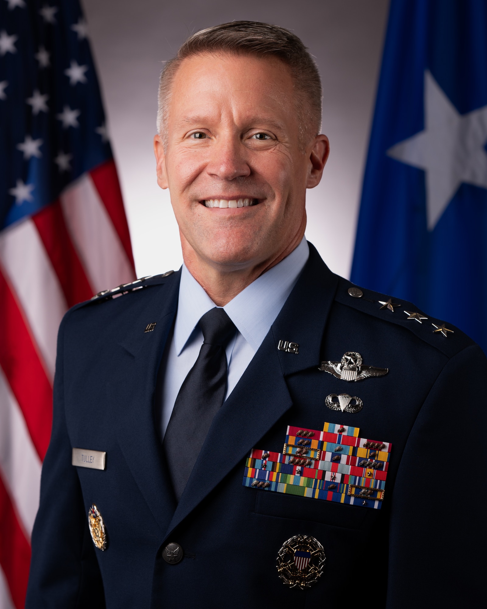 Official photo of Lt. Gen. Daniel H. Tulley.
