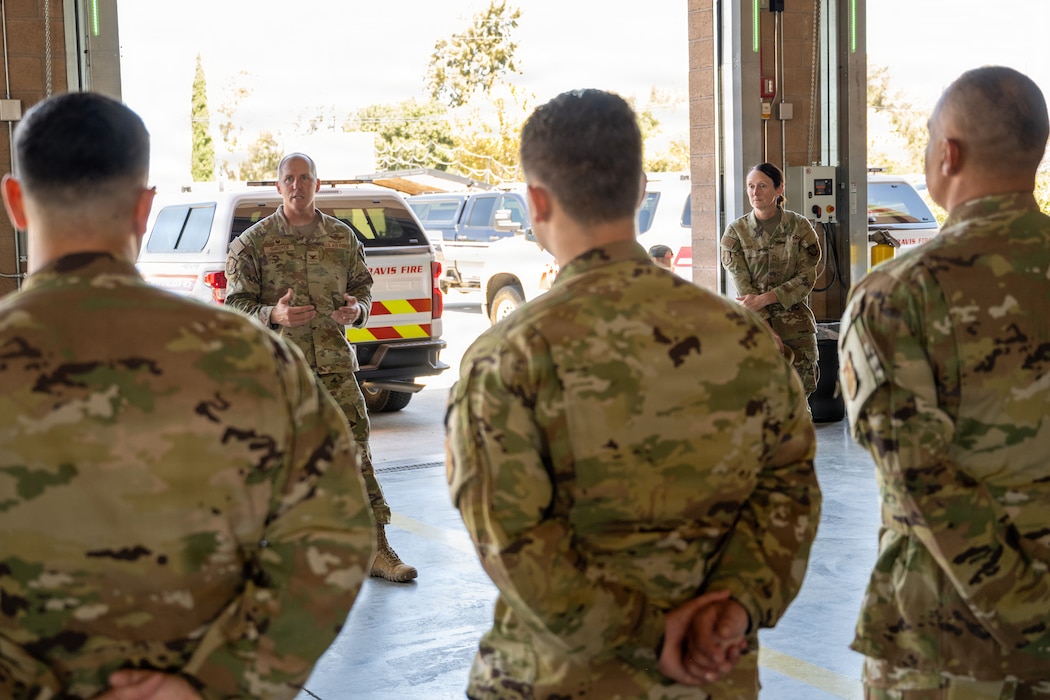 Commander speaks to Airmen.