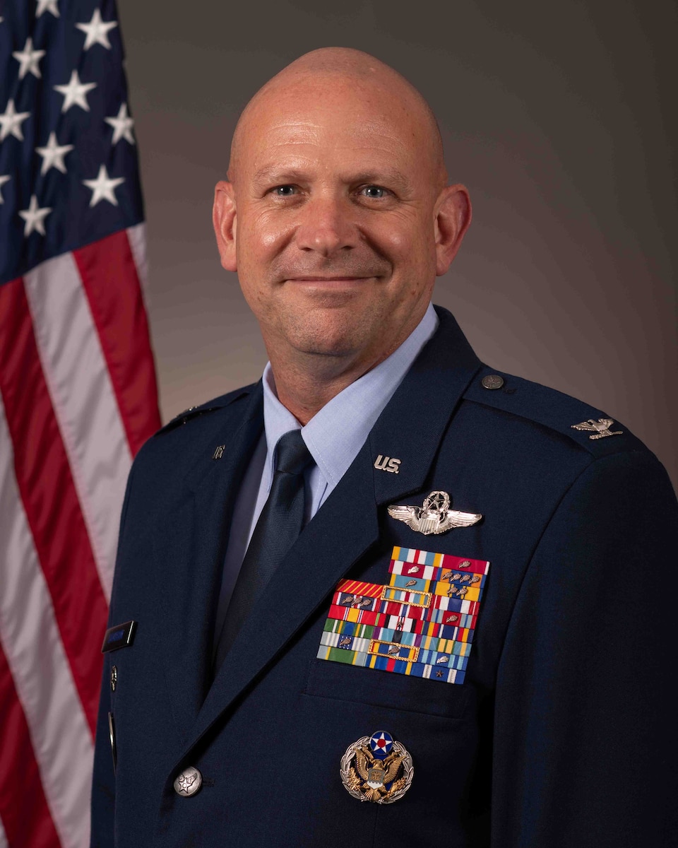 Official photo of Col. Kevin Davidson
