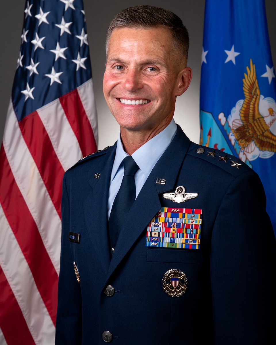 This is the official photo of Lt. Gen. Larry R. Broadwell.