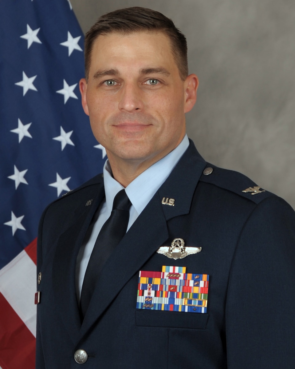 Official Bio photo of Colonel Oliver R. Lause, 35th Fighter Wing commander, at Misawa Air Base, Japan.