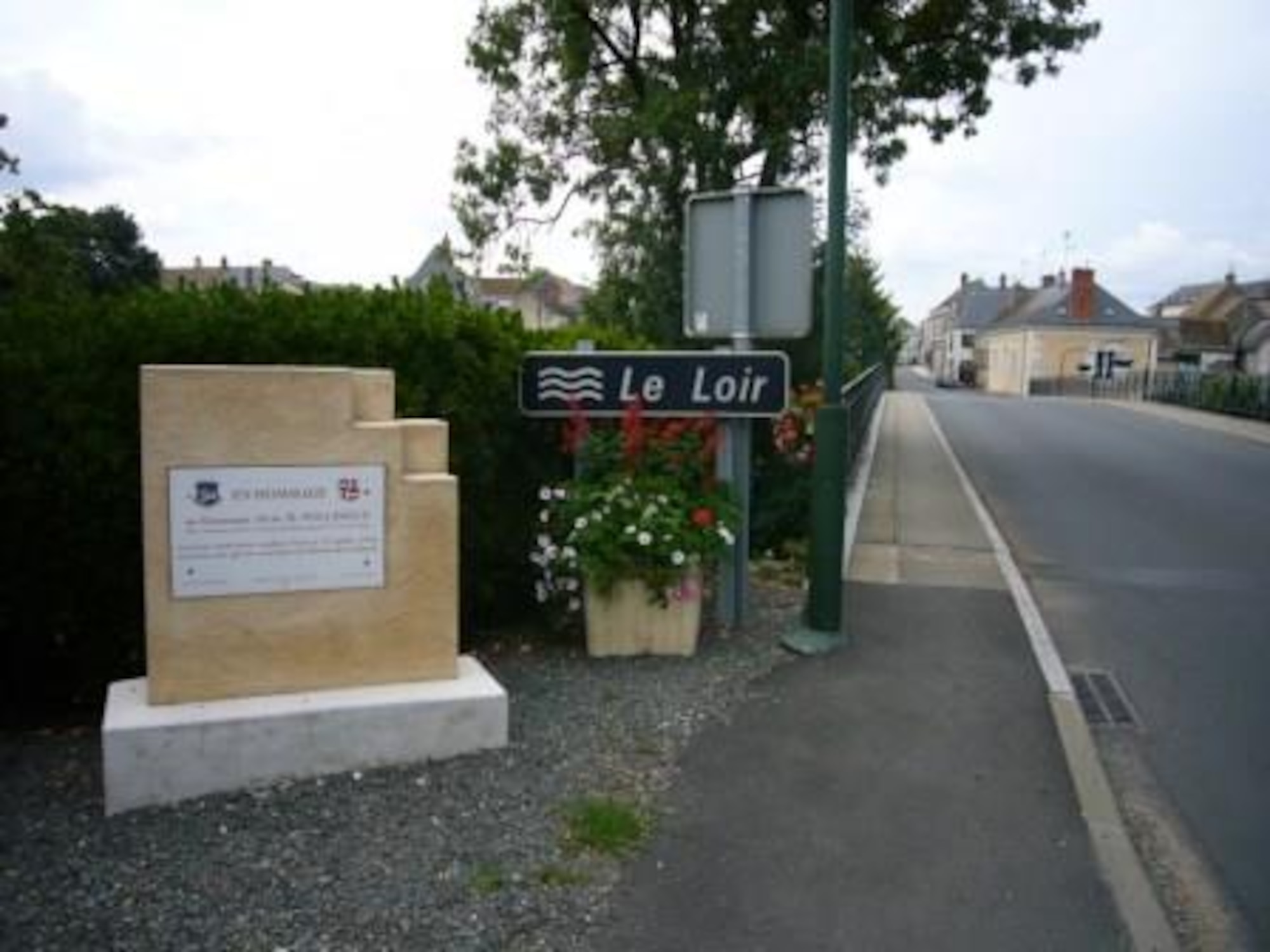 Memorial stele on the southwest approach of the Highway D30 bridge across the Loir River into Vaas.  It was established in 2006.  (American War Memorials Overseas, Inc. Website)