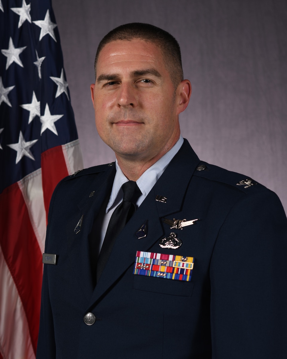 The official photo of Col Justin Overmyer.