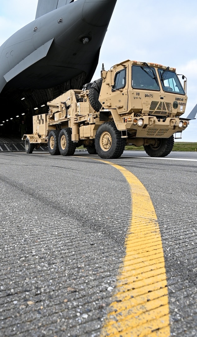 U.S. Soldiers load a U.S. Army AN/TP Q-53 Radar System into a Royal Canadian Air Force C-17 Globemaster III aircraft in Nome, Alaska, Aug. 10, 2026. The AN/TP Q-53 was deployed to the Arctic from Fort Wainwright in support of Operation TUNDRA MERLIN, showcasing U.S. and Canadian forcesʻ ability to rapidly move combat equipment and personnel throughout the Arctic. (U.S. Air Force photo by Senior Airman Gabriel Held)
