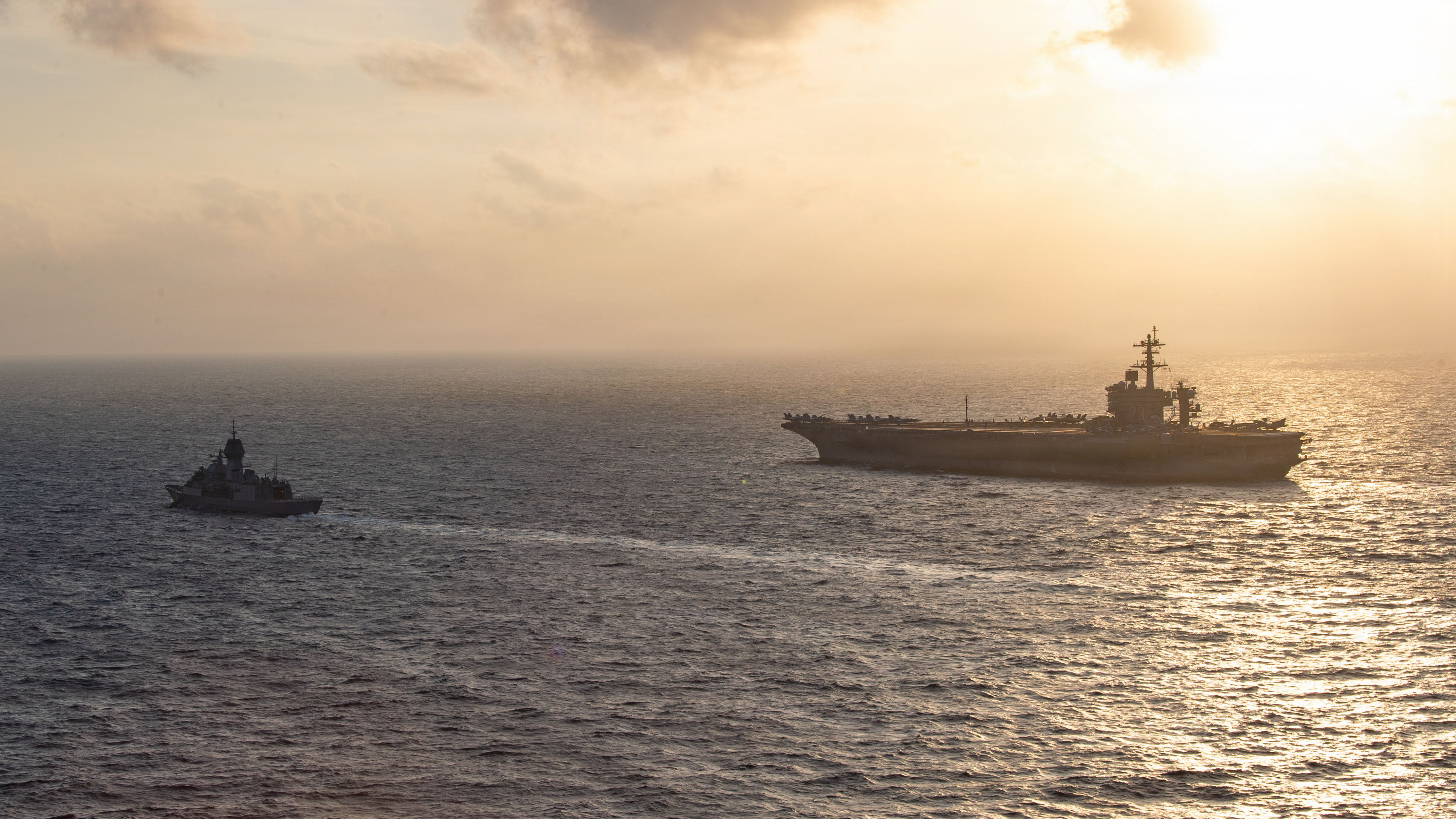USS George Washington navega junto a la fragata HMAS Perth en el mar de China Meridional