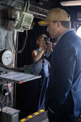 Secretary of War visits USS Gridley (DDG 101)