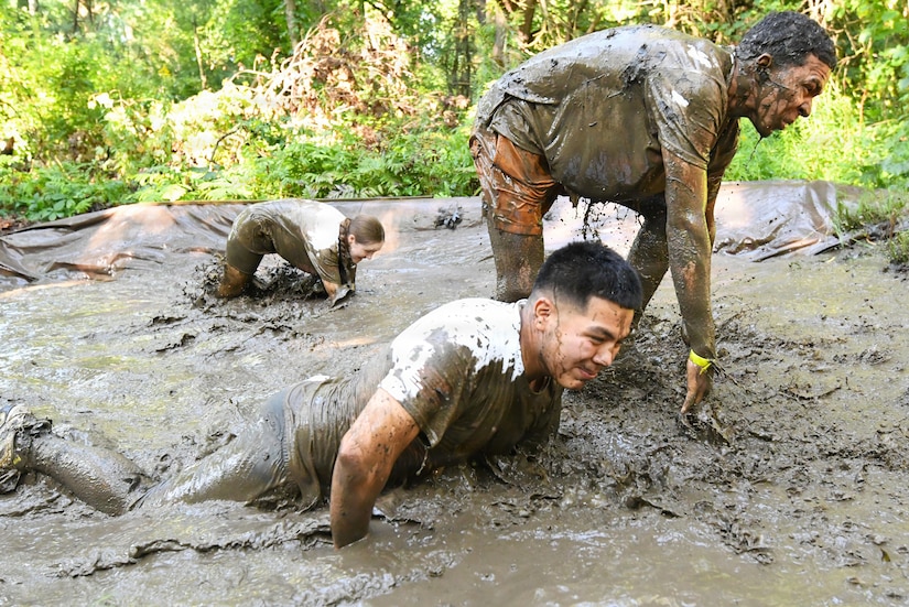 Competitors Display Resilience, Teamwork at Fort Drum's Mountain Mudder
