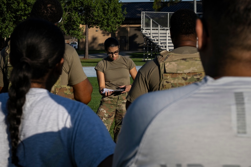 Sgt briefing airman before fitness test