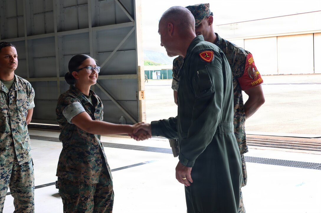 photo of MAW CG visiting MWSS-174