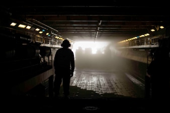 U.S. Sailors assigned to amphibious assault ship USS Essex (LHD 2) observe landing craft, air cushion with Assault Craft Unit 5, enter the ship’s well deck, Aug. 13.